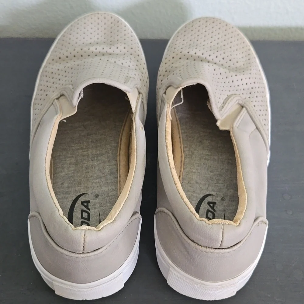 Soda Tan Slip On Shoes Size 7.5